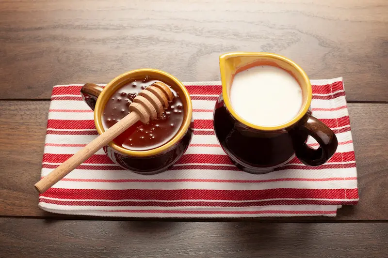 Leche con Miel para Dormir