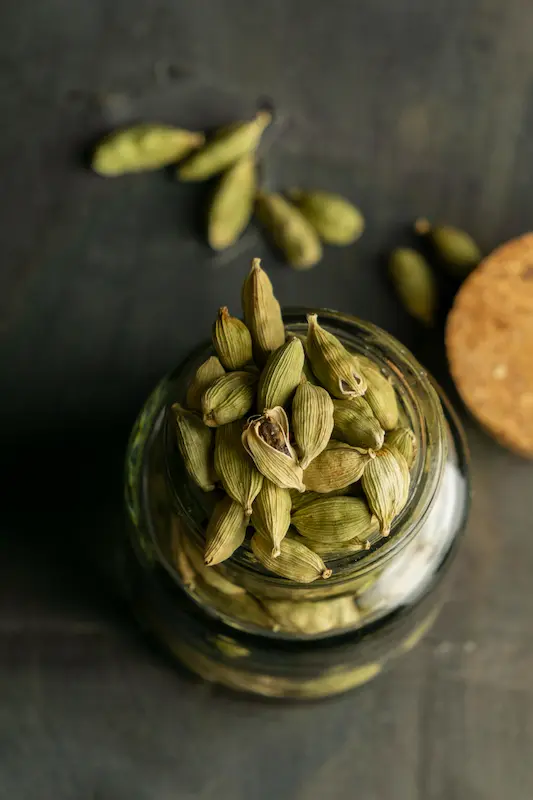 cardamomo beneficios y contraindicaciones