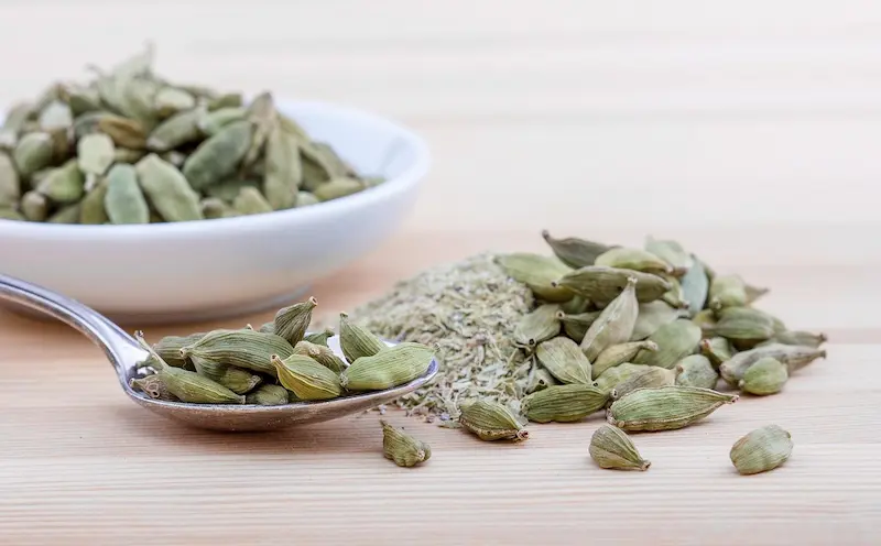 cardamomo beneficios y contraindicaciones